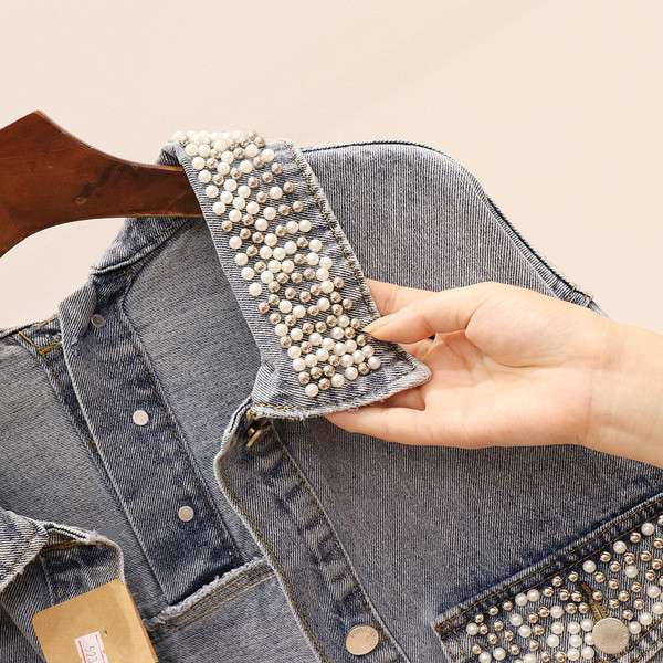 Късо дамско дънково яке широк модел с перли 