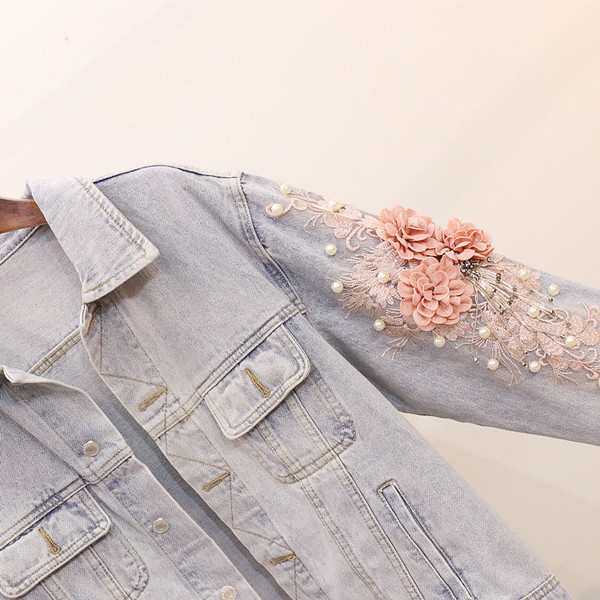 Új modell farmerdzseki virágokkal az ujjakon világos és sötét színekben