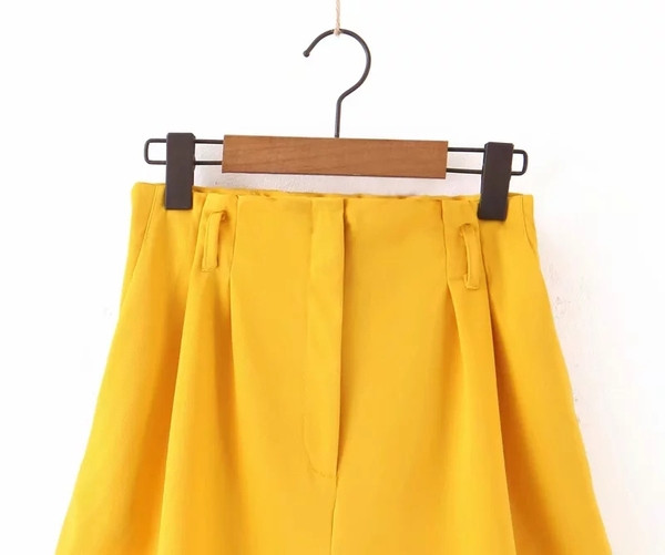 Pantaloni scurți de damă cu talie înaltă, de culoare galbenă