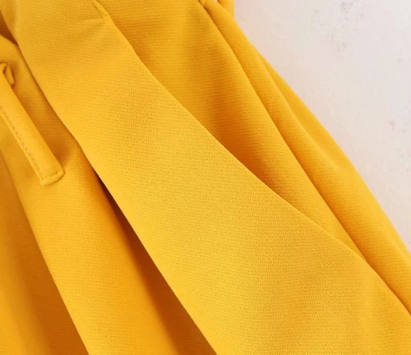 Pantaloni scurți de damă cu talie înaltă, de culoare galbenă