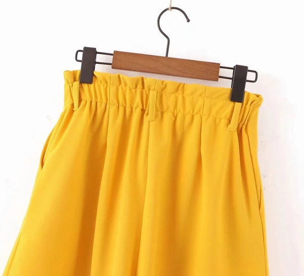 Pantaloni scurți de damă cu talie înaltă, de culoare galbenă