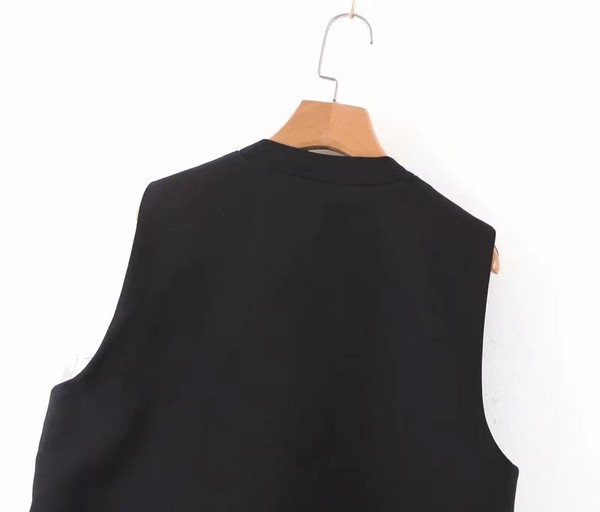 Női mellény V-nyakkal, fekete színben