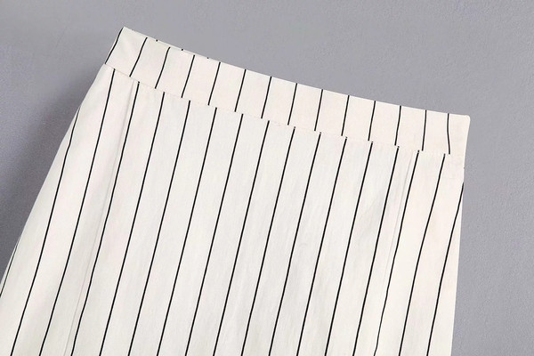 Fusta de dama moderna in dungi alb