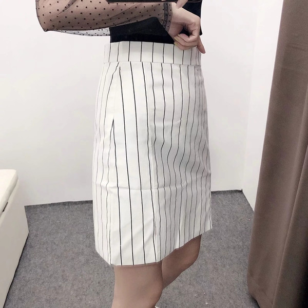 Fusta de dama moderna in dungi alb