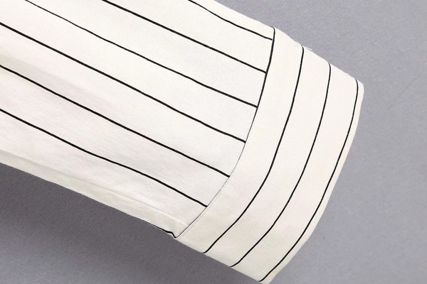 Модерен дамски раиран панталон с джобове в бял цвят