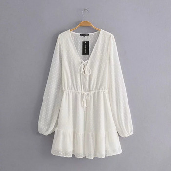 Női ruha hosszú ujjal, fehér csipkével