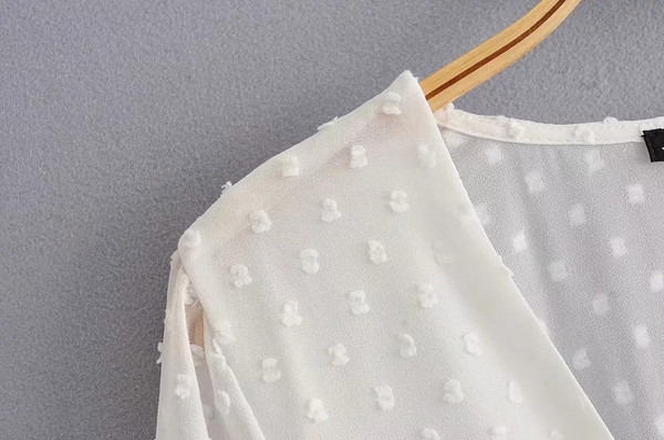 Női ruha hosszú ujjal, fehér csipkével