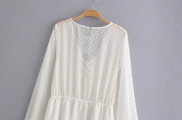 Női ruha hosszú ujjal, fehér csipkével