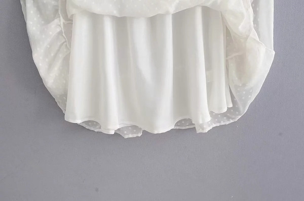 Női ruha hosszú ujjal, fehér csipkével