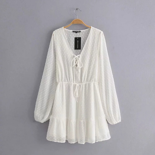 Női ruha hosszú ujjal, fehér csipkével