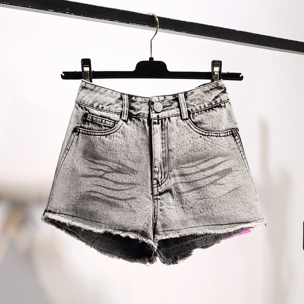 Pantaloni scurți de damă actuali cu aplicație în culoarea gri