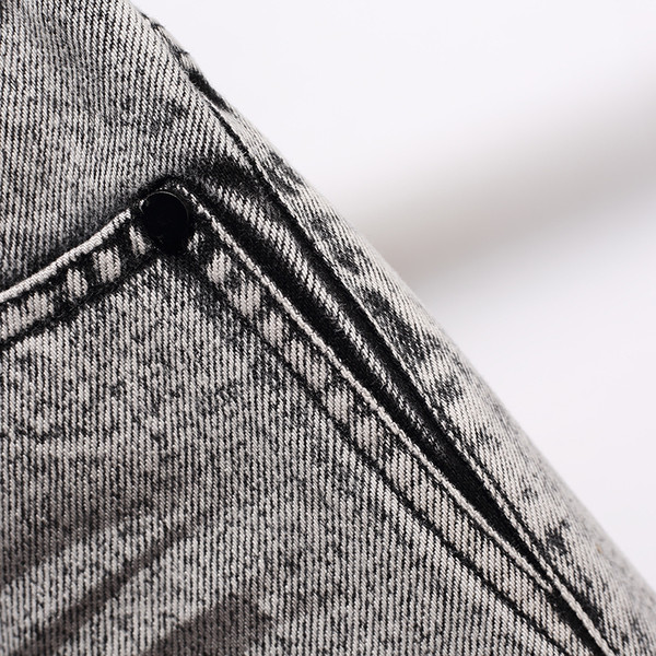 Pantaloni scurți de damă actuali cu aplicație în culoarea gri