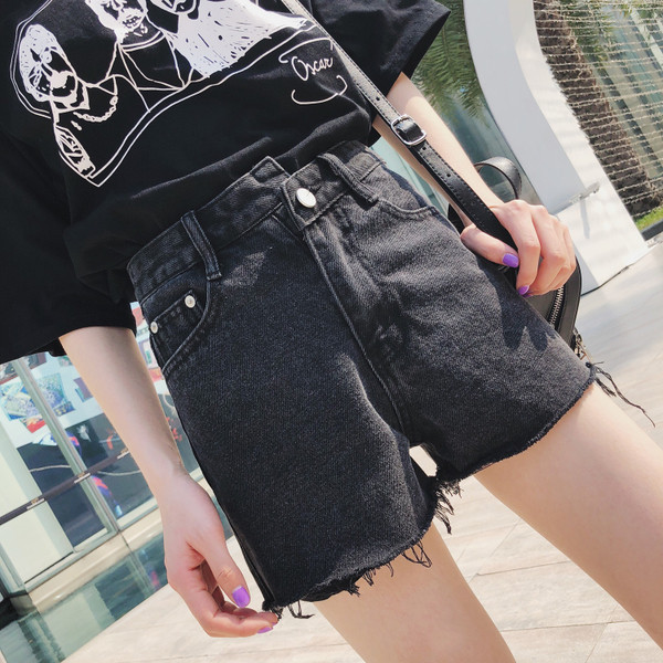 Pantaloni scurți de damă actuali în două culori