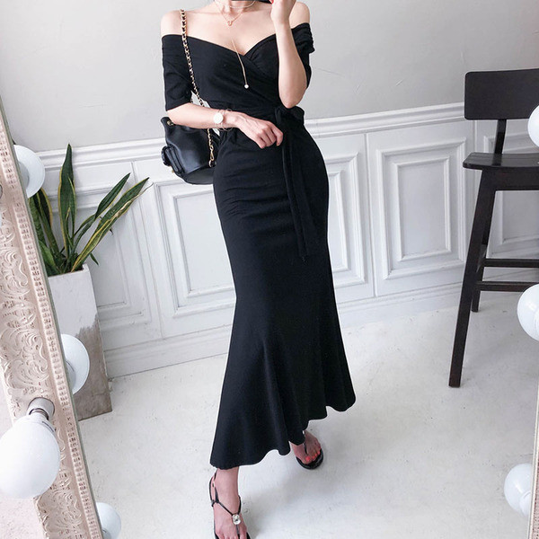 Hosszú női ruha Karcsú modell fekete színben