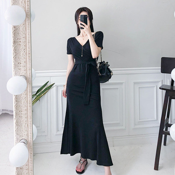 Hosszú női ruha Karcsú modell fekete színben