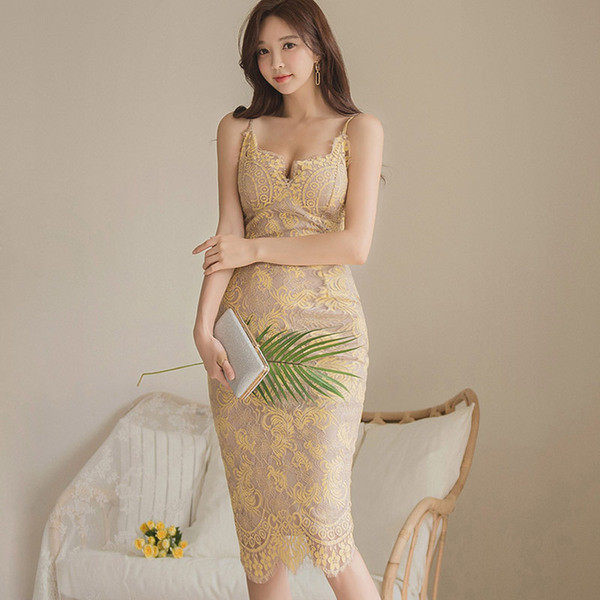 Rochie elegantă de damă cu bretele subțiri și dantelă de culoare galbenă