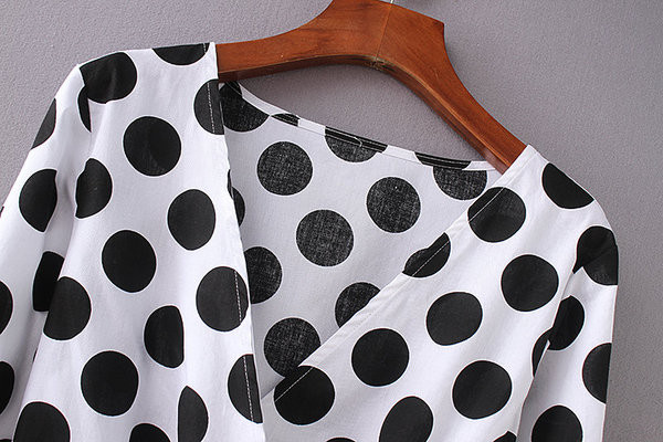 Bluză de damă elegantă cu buline în alb