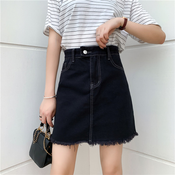 Modern női szoknya magas derékkal, fekete színben