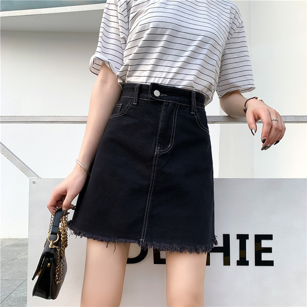 Modern női szoknya magas derékkal, fekete színben