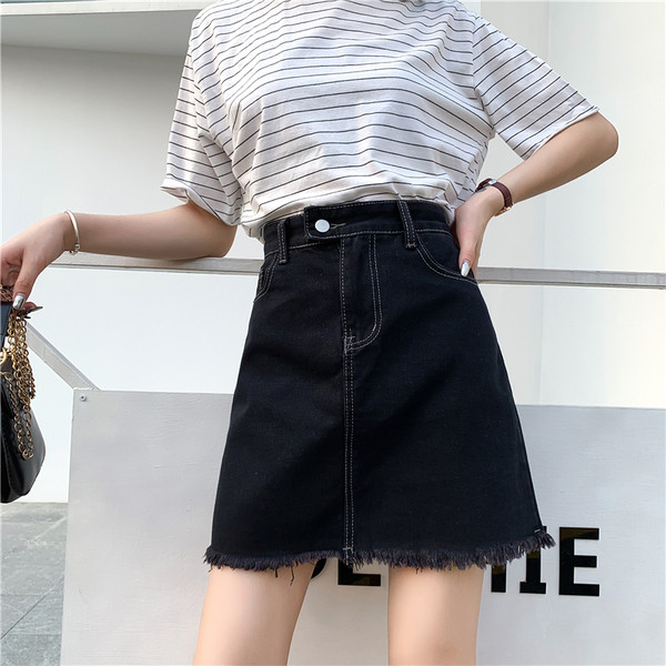 Modern női szoknya magas derékkal, fekete színben