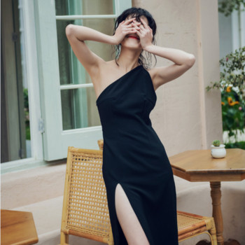 Fekete színű női ruha egy pánttal és hasítékkal