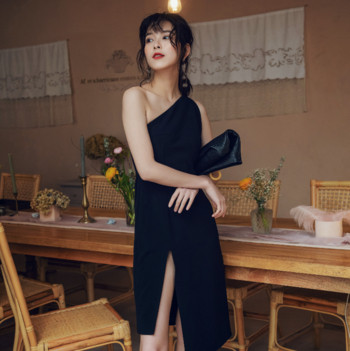 Fekete színű női ruha egy pánttal és hasítékkal