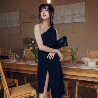 Fekete színű női ruha egy pánttal és hasítékkal