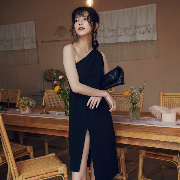 Fekete színű női ruha egy pánttal és hasítékkal