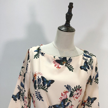 Női ruha ovális nyakkivágással és derékkötővel