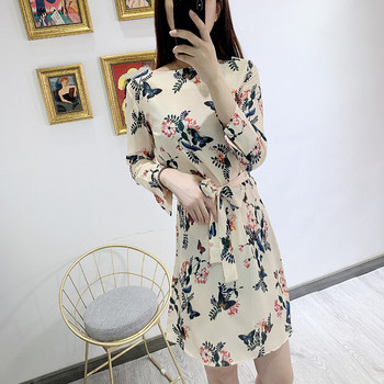 Női ruha ovális nyakkivágással és derékkötővel