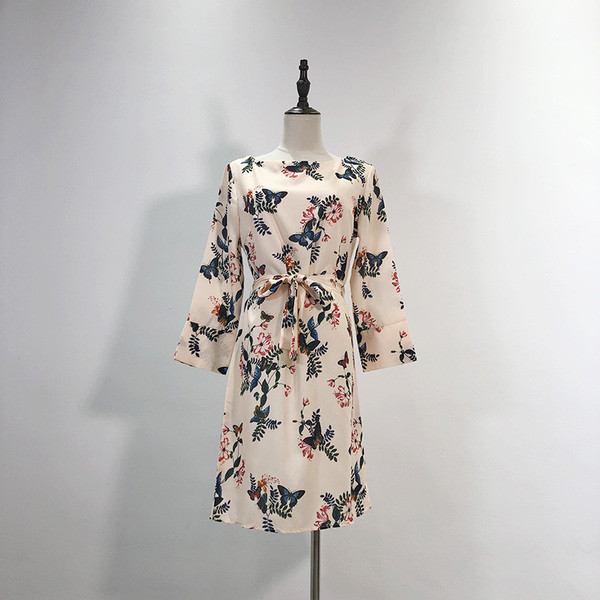 Női ruha ovális nyakkivágással és derékkötővel