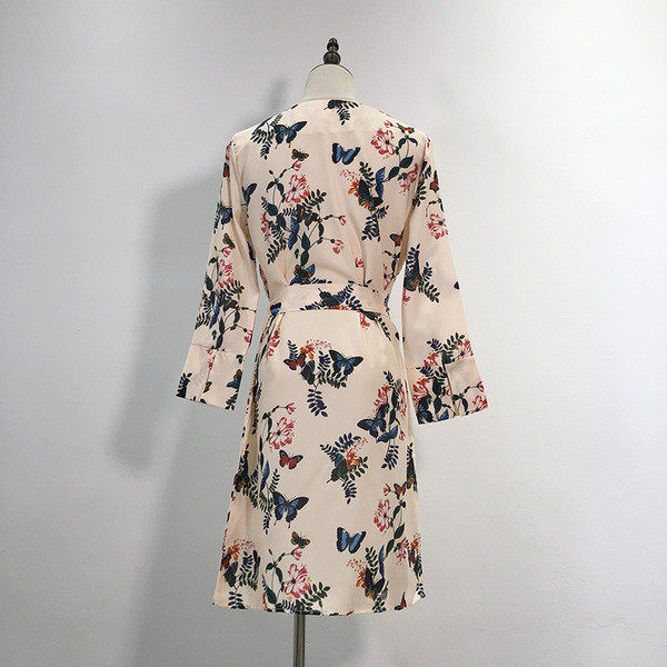 Női ruha ovális nyakkivágással és derékkötővel