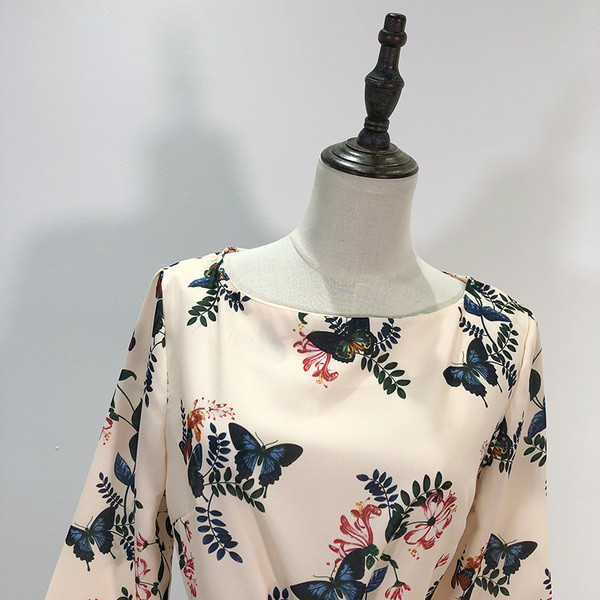 Női ruha ovális nyakkivágással és derékkötővel