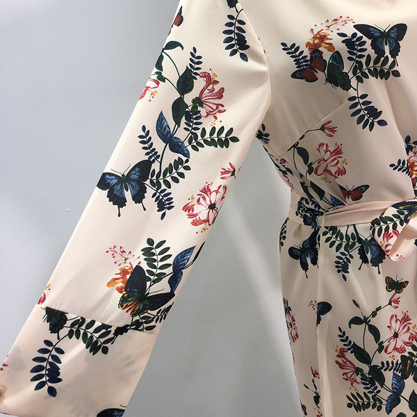 Női ruha ovális nyakkivágással és derékkötővel