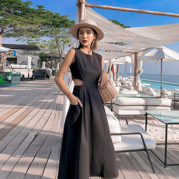 Rochie actuală de damă cu părți decupate ale taliei de culoare neagră