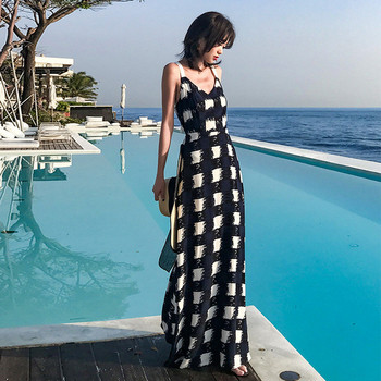 Hosszú női ruha, hátulján szalaggal, fekete-fehér színben