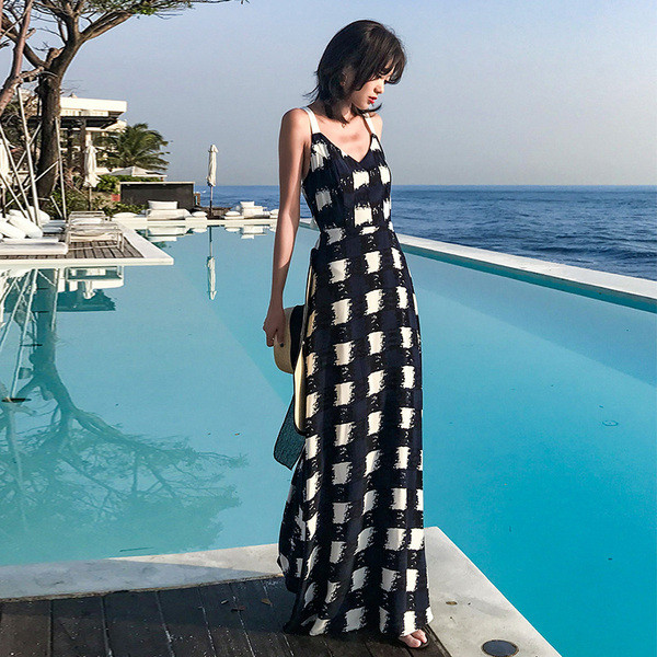 Hosszú női ruha, hátulján szalaggal, fekete-fehér színben