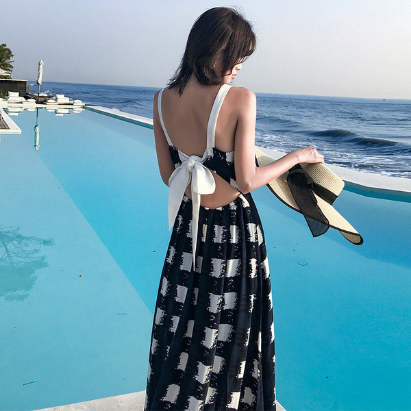 Hosszú női ruha, hátulján szalaggal, fekete-fehér színben