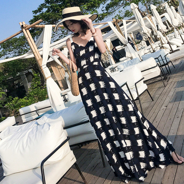 Hosszú női ruha, hátulján szalaggal, fekete-fehér színben