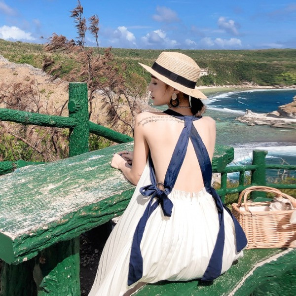 Modern női ruha széles modell, fehér háttal