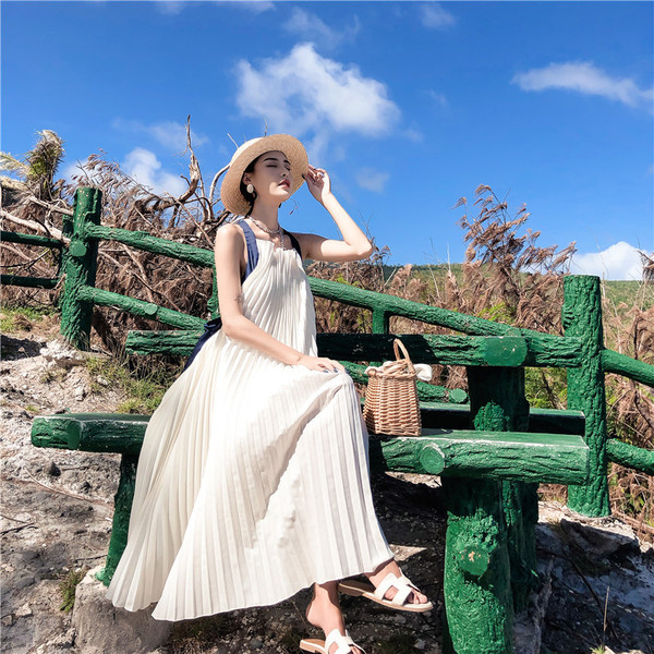 Modern női ruha széles modell, fehér háttal