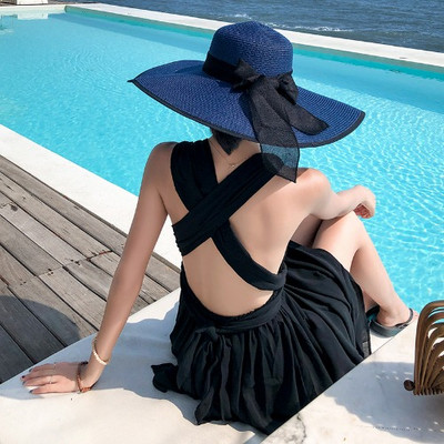 Hosszú női ruha keresztezett pántokkal, fekete színben