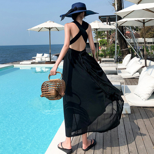 Hosszú női ruha keresztezett pántokkal, fekete színben