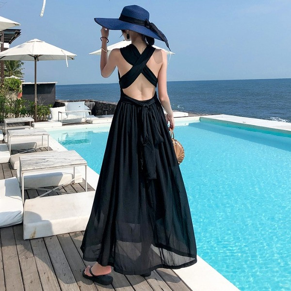 Hosszú női ruha keresztezett pántokkal, fekete színben