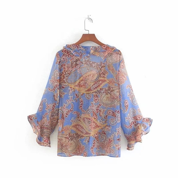 Női blúz jobb és V-nyakkal