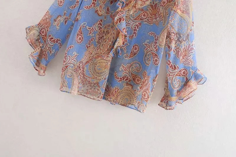 Női blúz jobb és V-nyakkal