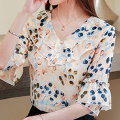 Stílusos női blúz virágos motívumokkal és 3/4-es ujjakkal