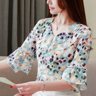 Stílusos női blúz virágos motívumokkal és 3/4-es ujjakkal