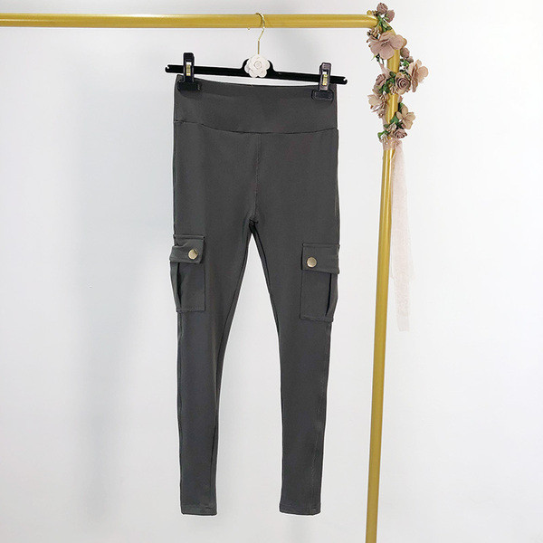 Дамски панталон със джобове - slim модел