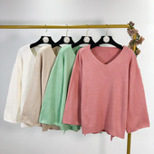 Vékony kötött anyagból készült széles női pulóver